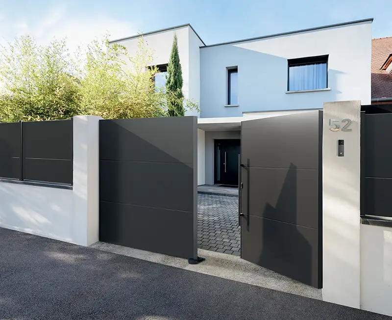 kostum_aluminium_architecte_portail_battant_plein_cloture_pleine_klavel_2100__sonette_visio_barre_tirage_inox (3)